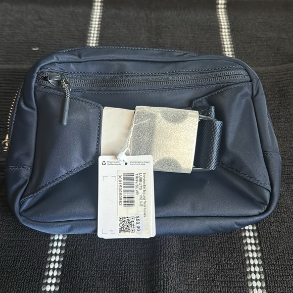 EVERYONERYWHERE BELT BAG LARGE* - Picture 7 of 8